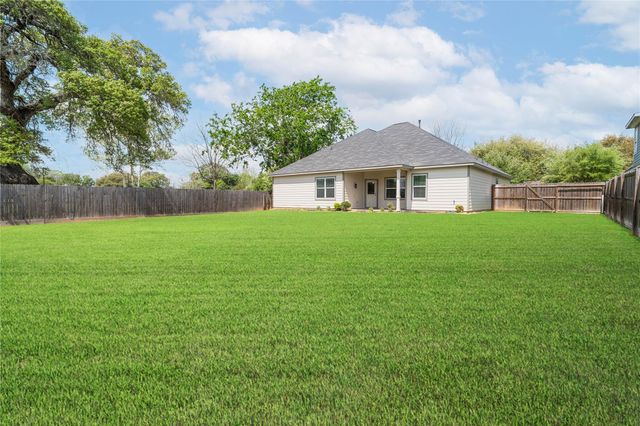 231 Mccormick Street, Columbus, TX 78934