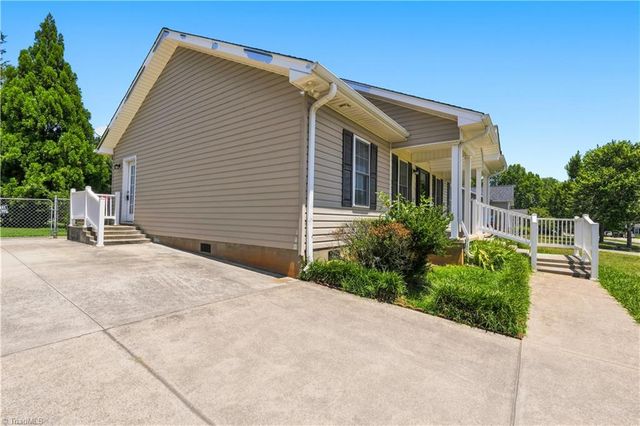 105 McCleskey Drive, Yadkinville, NC 27055