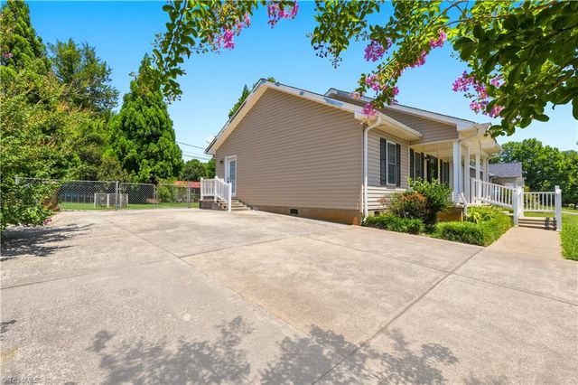 105 McCleskey Drive, Yadkinville, NC 27055