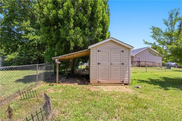 105 McCleskey Drive, Yadkinville, NC 27055