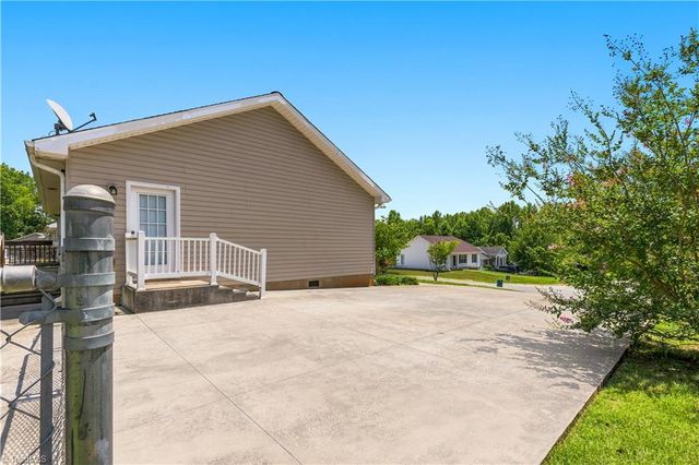 105 McCleskey Drive, Yadkinville, NC 27055