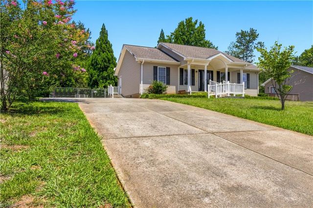 105 McCleskey Drive, Yadkinville, NC 27055