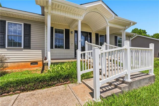 105 McCleskey Drive, Yadkinville, NC 27055