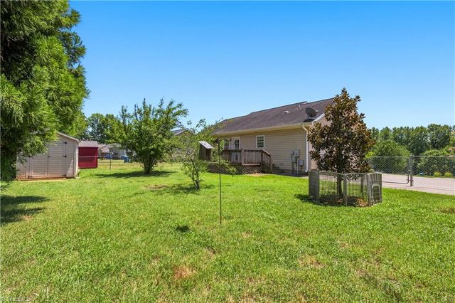 105 McCleskey Drive, Yadkinville, NC 27055