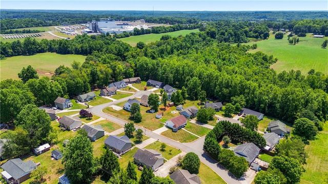 105 McCleskey Drive, Yadkinville, NC 27055