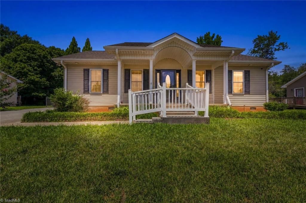 105 McCleskey Drive, Yadkinville, NC 27055