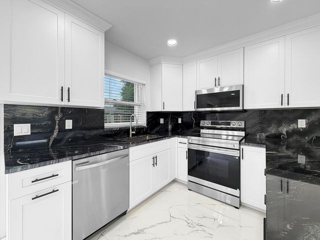 2030 NE 1st Lane, Boynton Beach, FL 33435