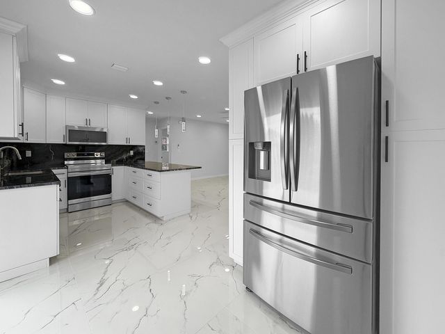 2030 NE 1st Lane, Boynton Beach, FL 33435