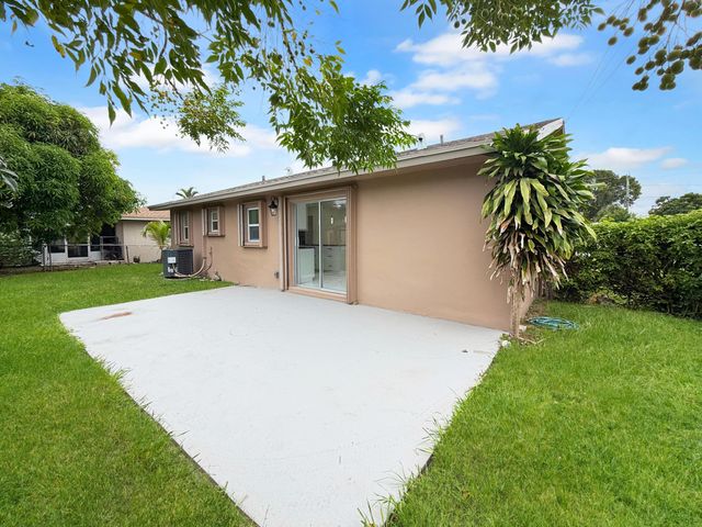 2030 NE 1st Lane, Boynton Beach, FL 33435