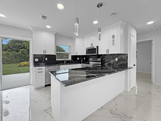 2030 NE 1st Lane, Boynton Beach, FL 33435