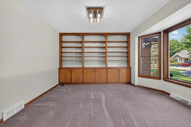 8441 Sarah Lane, Grosse Ile, MI 48138