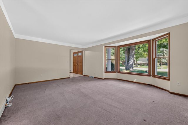 8441 Sarah Lane, Grosse Ile, MI 48138
