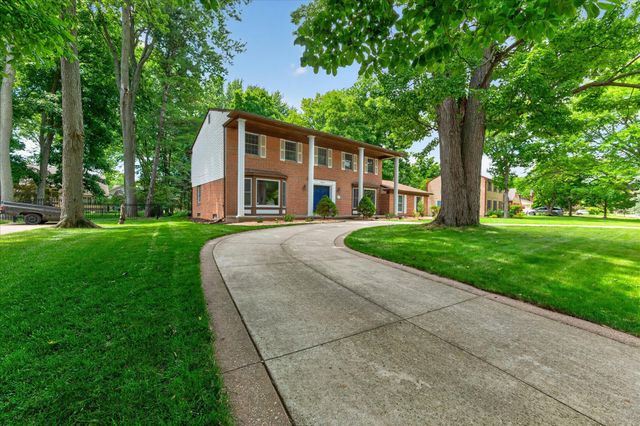 8441 Sarah Lane, Grosse Ile, MI 48138