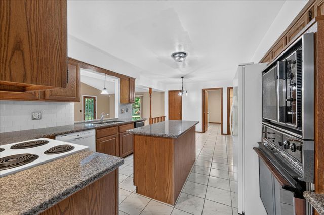 8441 Sarah Lane, Grosse Ile, MI 48138