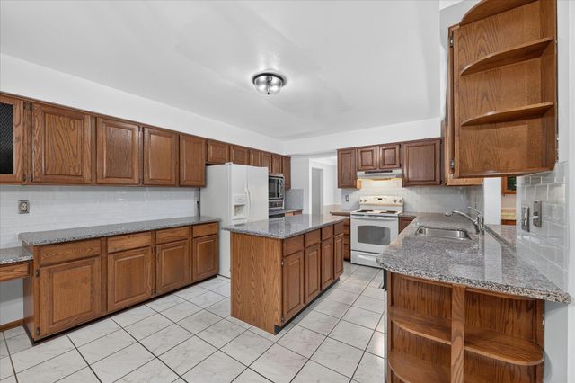 8441 Sarah Lane, Grosse Ile, MI 48138