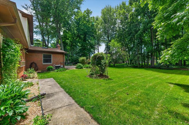 8441 Sarah Lane, Grosse Ile, MI 48138