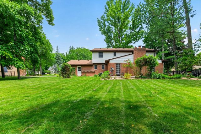 8441 Sarah Lane, Grosse Ile, MI 48138