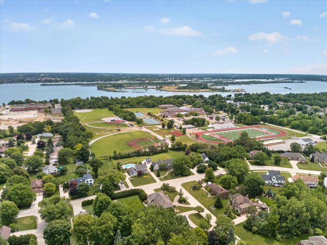 8441 Sarah Lane, Grosse Ile, MI 48138