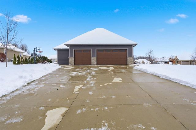 W229N3655 Sterling COURT, Pewaukee, WI 53072