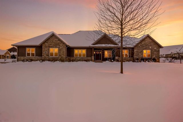 W229N3655 Sterling COURT, Pewaukee, WI 53072