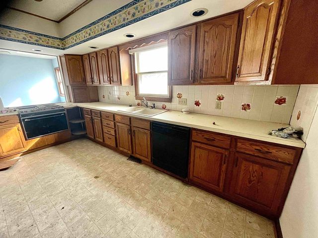 702 E 12th Ave, Winfield, KS 67156