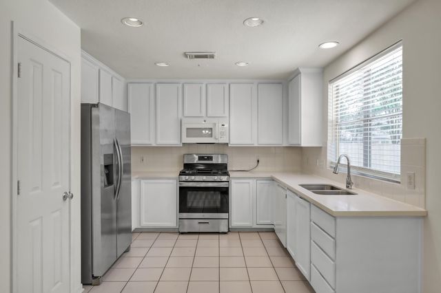 34 S Willow Point Circle, The Woodlands, TX 77382