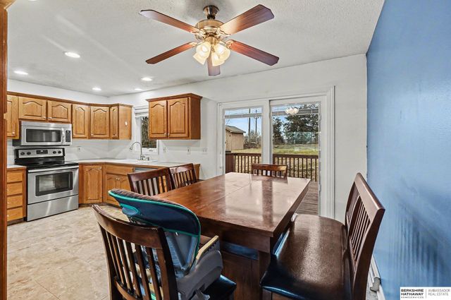 10612 Nicholas Street, Omaha, NE 68114