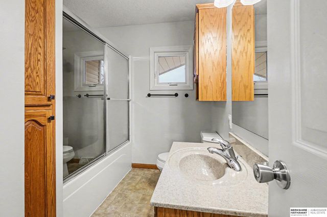 10612 Nicholas Street, Omaha, NE 68114