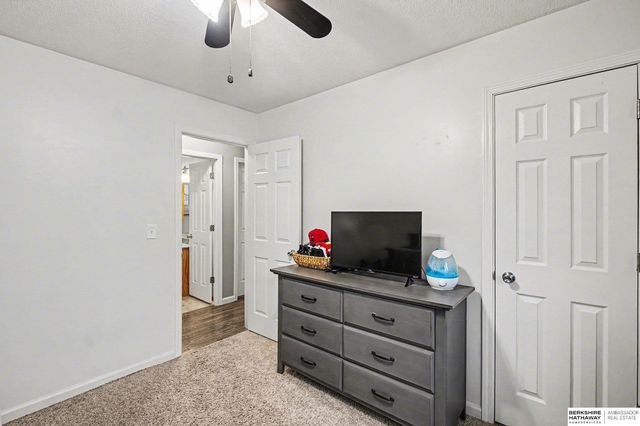 10612 Nicholas Street, Omaha, NE 68114