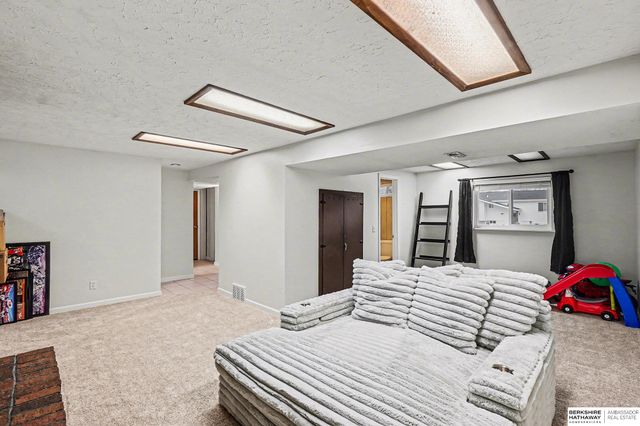 10612 Nicholas Street, Omaha, NE 68114