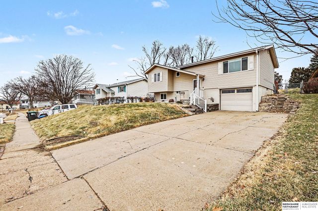 10612 Nicholas Street, Omaha, NE 68114