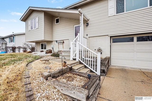 10612 Nicholas Street, Omaha, NE 68114