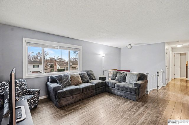 10612 Nicholas Street, Omaha, NE 68114