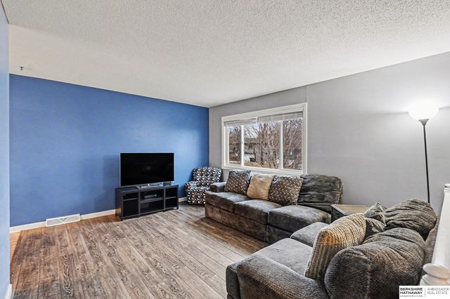 10612 Nicholas Street, Omaha, NE 68114