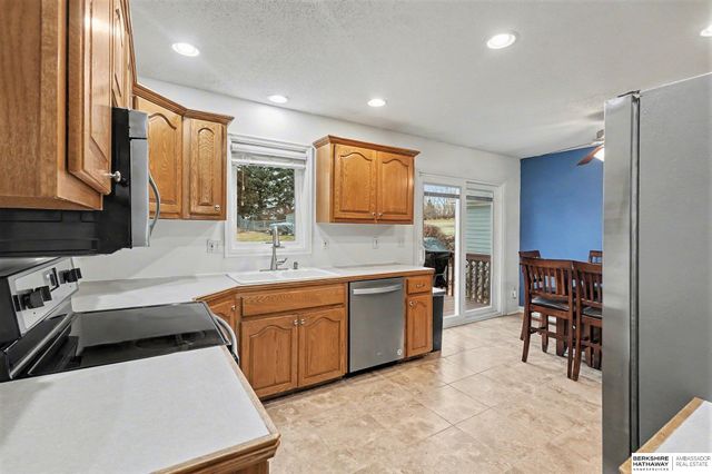 10612 Nicholas Street, Omaha, NE 68114