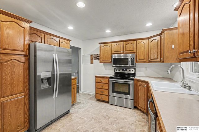 10612 Nicholas Street, Omaha, NE 68114