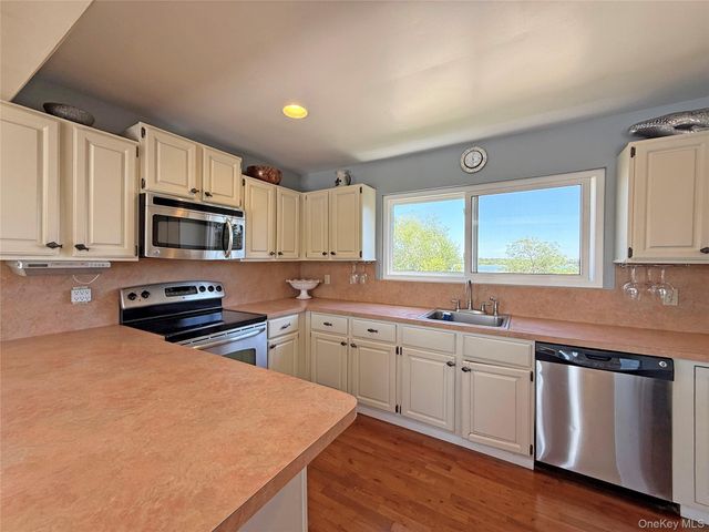 19 Cold Spring Court, Southampton, NY 11968