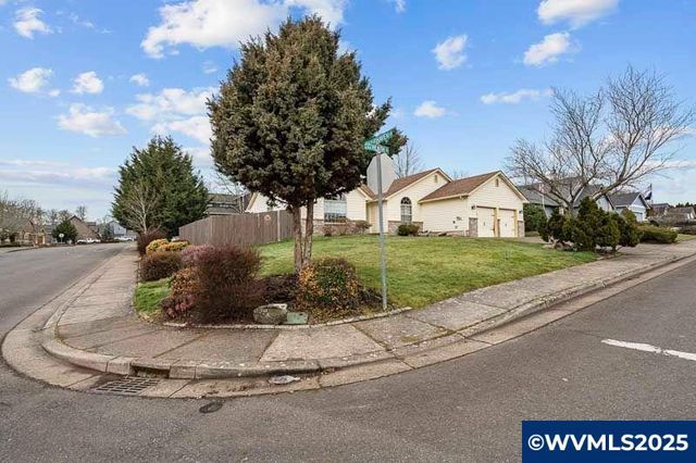607 NW Heath St, Dallas, OR 97338