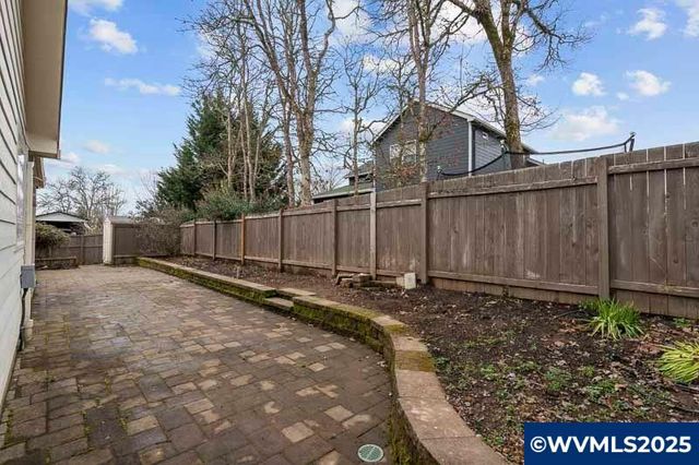 607 NW Heath St, Dallas, OR 97338