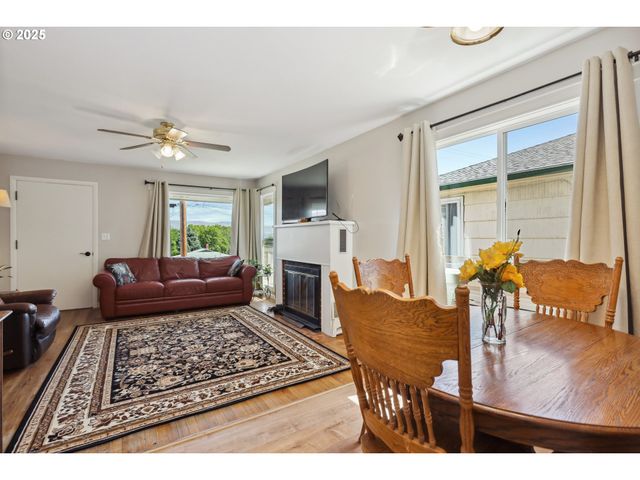 722 E 14TH St, The Dalles, OR 97058
