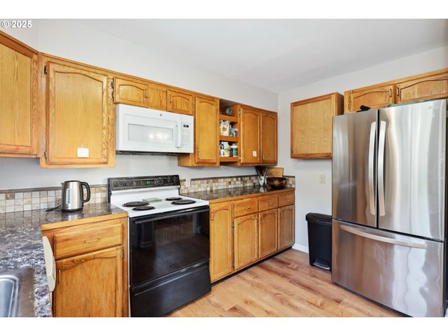 722 E 14TH St, The Dalles, OR 97058