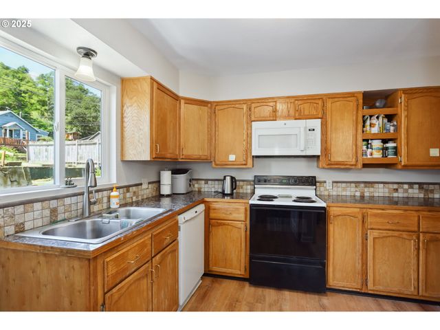 722 E 14TH St, The Dalles, OR 97058