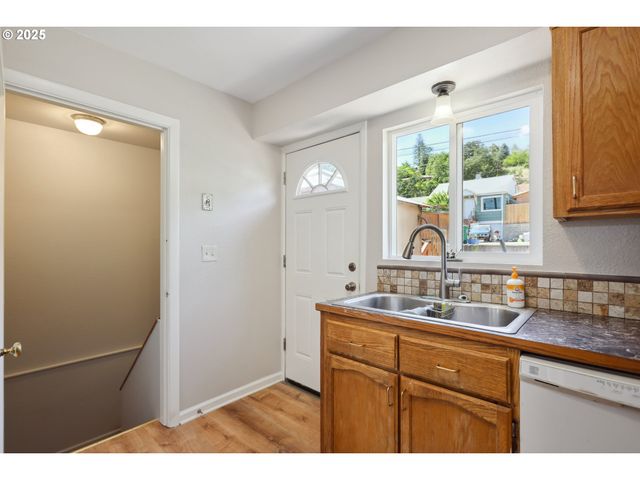 722 E 14TH St, The Dalles, OR 97058