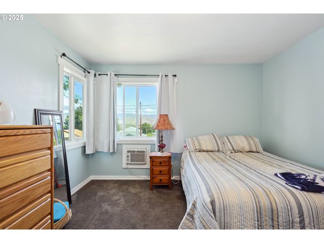 722 E 14TH St, The Dalles, OR 97058