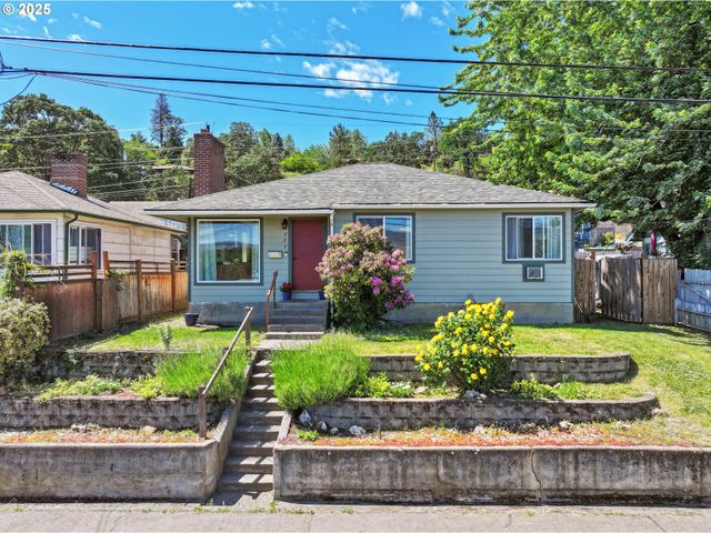 722 E 14TH St, The Dalles, OR 97058