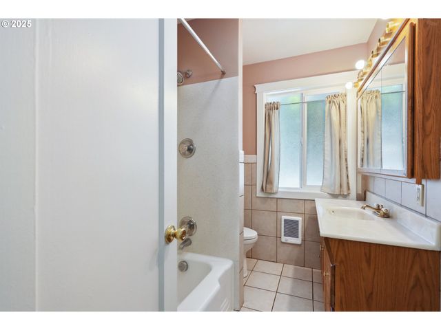 722 E 14TH St, The Dalles, OR 97058