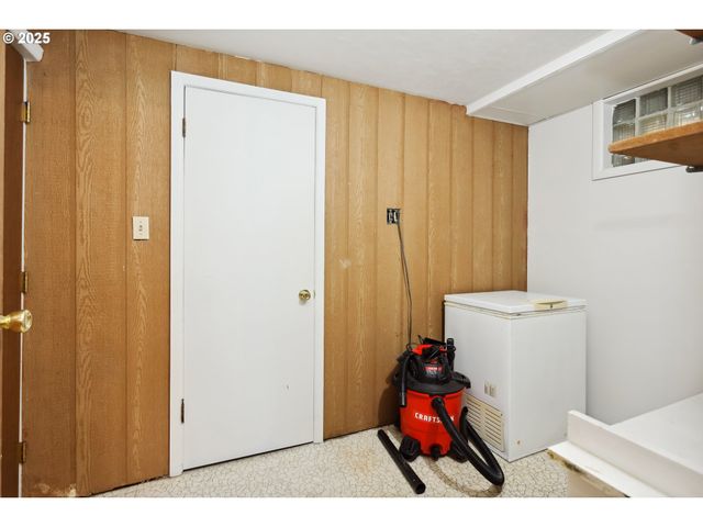 722 E 14TH St, The Dalles, OR 97058