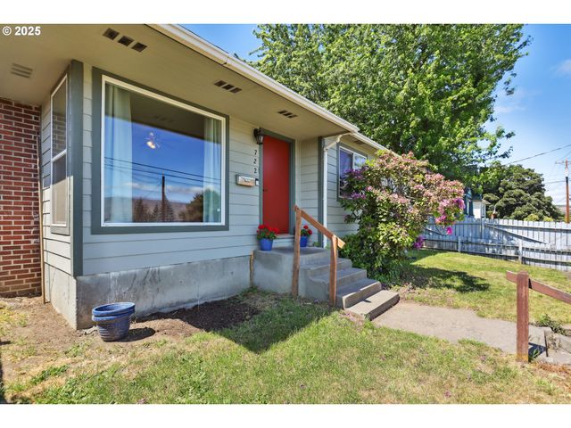 722 E 14TH St, The Dalles, OR 97058