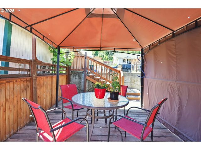 722 E 14TH St, The Dalles, OR 97058