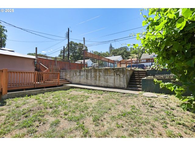 722 E 14TH St, The Dalles, OR 97058